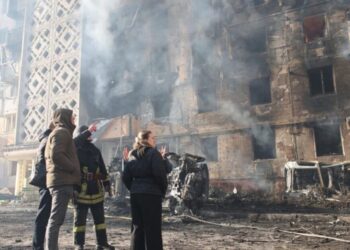 Impactante ataque aéreo ruso deja al menos 20 civiles muertos en Ucrania