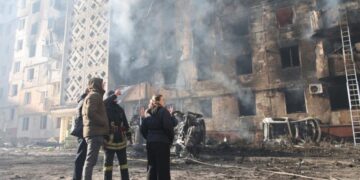 Impactante ataque aéreo ruso deja al menos 20 civiles muertos en Ucrania