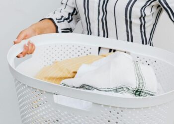 Cuatro trucos caseros eficaces para eliminar manchas de aceite en la ropa