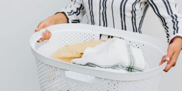 Cuatro trucos caseros eficaces para eliminar manchas de aceite en la ropa