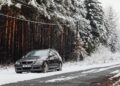 Alerta Nieve: La lista definitiva de 10 elementos obligatorios y esenciales que debes llevar en el coche para evitar multas de 200€