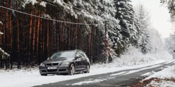 Alerta Nieve: La lista definitiva de 10 elementos obligatorios y esenciales que debes llevar en el coche para evitar multas de 200€