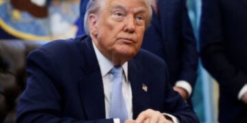 Trump firma una ley clave que obliga al Congreso a desclasificar los archivos de Epstein