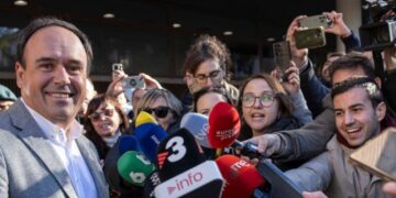 La jueza de la DANA exige a Pérez-Llorca la factura del teléfono con el que habló con Carlos Mazón durante la emergencia