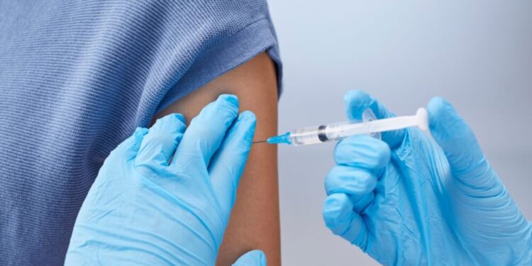 Los médicos de familia alertan: Una nueva variante de gripe, más contagiosa, amenaza con disparar los ingresos hospitalarios este invierno