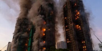 Incendio devastador en Hong Kong: 65 muertos y cientos de afectados
