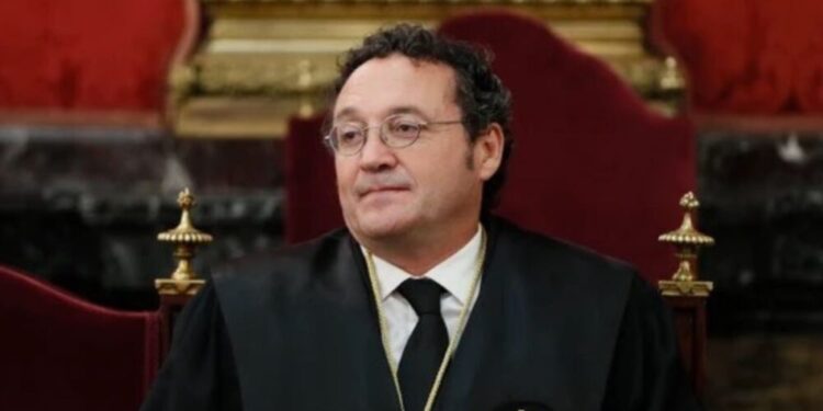 Los Comunes presentan querella contra presidente del tribunal de García Ortiz