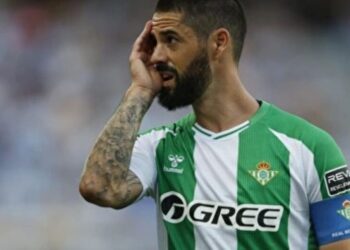 Isco Alarcón dura apenas ocho minutos tras volver como titular en Real Betis