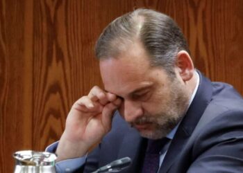 Ábalos pierde la indemnización superior a 100.000 euros que le correspondería al dejar su escaño y el Gobierno queda más expuesto en el Congreso