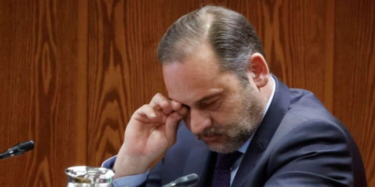 Ábalos pierde la indemnización superior a 100.000 euros que le correspondería al dejar su escaño y el Gobierno queda más expuesto en el Congreso