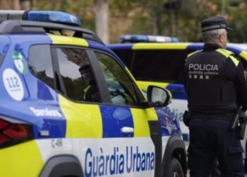 Buscan a tres hombres por apuñalar a un menor de 17 años en Plaza Cataluña, Barcelona