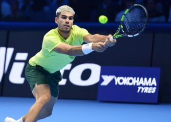 Carlos Alcaraz firma una remontada épica ante Taylor Fritz y se acerca al número uno en las ATP Finals 2025