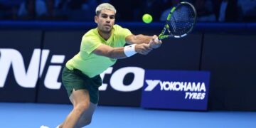 Carlos Alcaraz firma una remontada épica ante Taylor Fritz y se acerca al número uno en las ATP Finals 2025