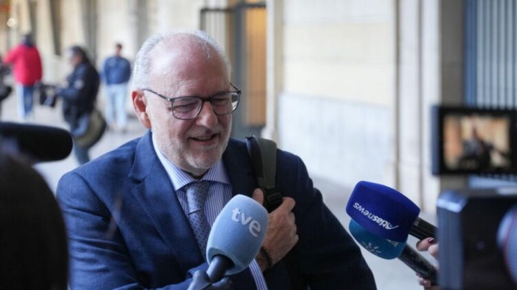 El exdirector gerente del Servicio Andaluz de Salud (SAS), Miguel Ángel Guzmán, a su salida de los Juzgados de Sevilla tras declarar ante el juez instructor como investigado por la contratación de emergencia en el SAS. A 25 de noviembre de 2025, en Sevilla (Andalucía, España). El Juzgado de Instrucción número 13 de Sevilla acoge este martes, día 25, la comparecencia de la actual directora gerente del Servicio Andaluz de Salud (SAS), Valle García, y de sus dos antecesores en el cargo, Miguel Ángel Guzmán y Diego Agustín Vargas, en su condición procesal de investigados  por la contratación de emergencia en el SAS 25 NOVIEMBRE 2025 María José López / Europa Press 25/11/2025