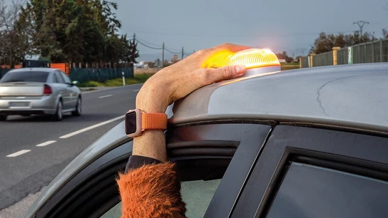 La DGT aclara dudas sobre las balizas V-16: ¿por qué son obligatorias a partir de 2026 y qué ocurre si no están homologadas?