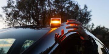 Nuevo protocolo de la baliza V‑16 de la Dirección General de Tráfico (DGT): cuándo debes permanecer dentro del coche