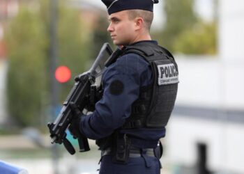 Conmoción en Francia: investigan a ex-alto funcionario acusado de drogar y humillar a cientos de mujeres en falsas entrevistas laborales