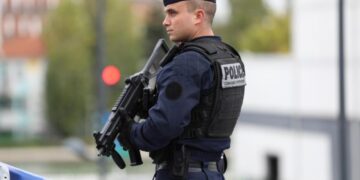 Conmoción en Francia: investigan a ex-alto funcionario acusado de drogar y humillar a cientos de mujeres en falsas entrevistas laborales