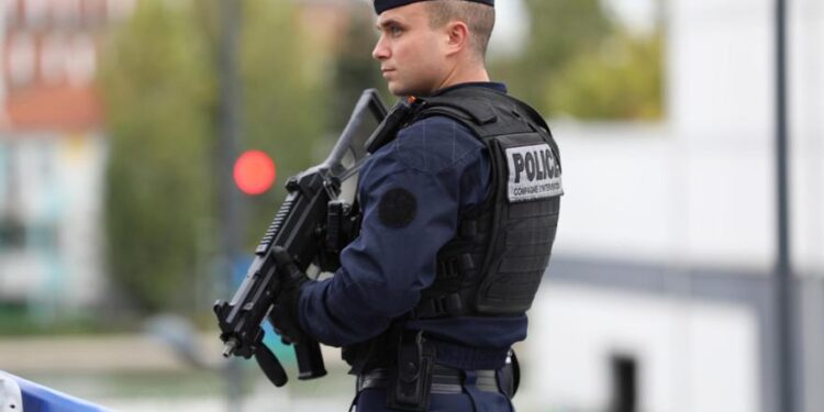 Conmoción en Francia: investigan a ex-alto funcionario acusado de drogar y humillar a cientos de mujeres en falsas entrevistas laborales