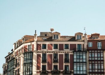 La brecha inmobiliaria se dispara: los anuncios piden casi la mitad más que el precio real de venta