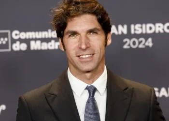 Cayetano Rivera sufre un accidente en rotonda y Ana Rosa Quintana desata el cachondeo en redes