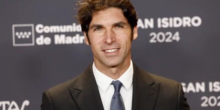 Cayetano Rivera sufre un accidente en rotonda y Ana Rosa Quintana desata el cachondeo en redes