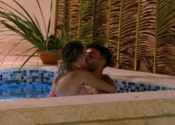 Caos y carreras en ‘La Isla de las Tentaciones’: una hoguera que terminó en estampida