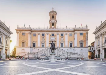 Descubren a un hombre que cobraba la pensión de su madre fallecida tras presentarse disfrazado en el Registro Civil
