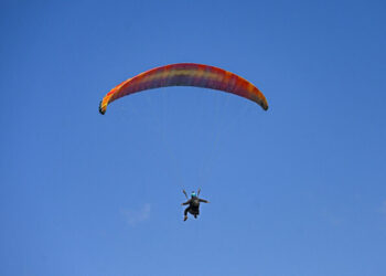 Inmigrantes cambian el salto de la valla por parapentes para entrar desde Marruecos a España