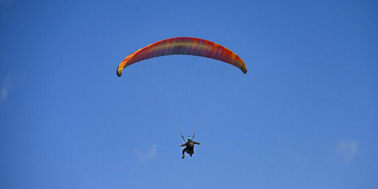 Inmigrantes cambian el salto de la valla por parapentes para entrar desde Marruecos a España