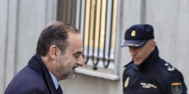 El Supremo apunta a un “riesgo de fuga extremo” y posibles fondos ocultos para enviar a Ábalos directo a prisión