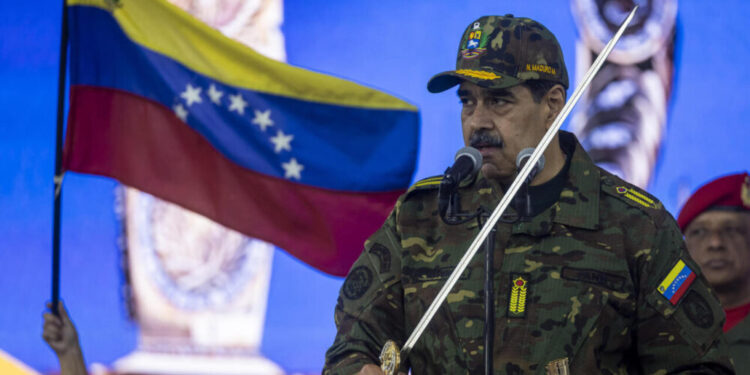 Casi la mitad de los venezolanos respalda una operación estadounidense para sacar a Nicolás Maduro, según encuesta