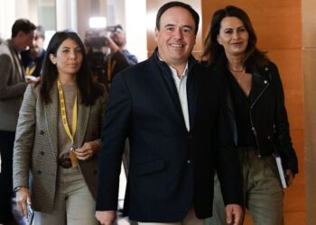 El PP busca trasladar el modelo de acuerdo valenciano con Vox para asegurar la investidura de Pérez Llorca