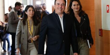 El PP busca trasladar el modelo de acuerdo valenciano con Vox para asegurar la investidura de Pérez Llorca