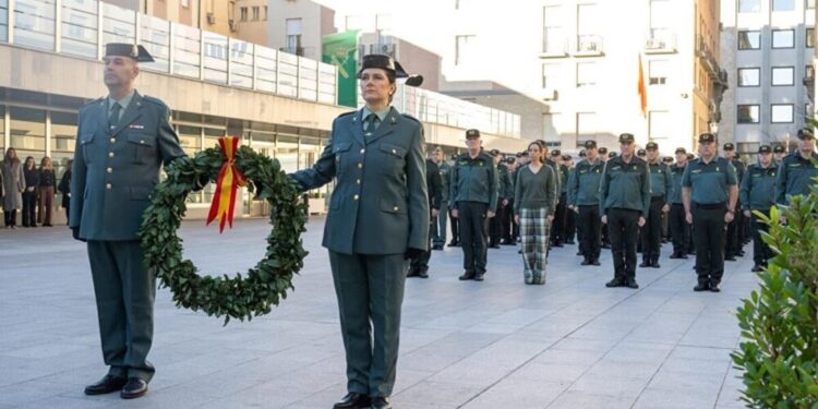 Polémica por la vestimenta de la directora de la Guardia Civil en un homenaje a los caídos