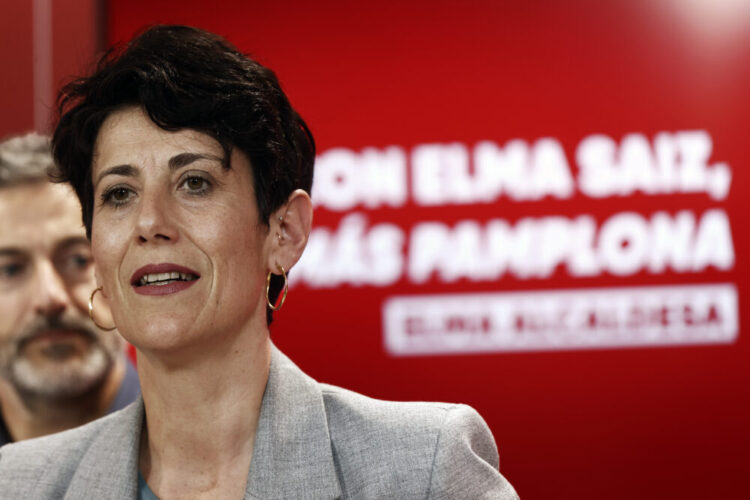 GRAFCAV7563. PAMPLONA, 28/04/2023.- La candidata del PSN a la alcaldía de Pamplona, Elma Saiz, ha asegurado este viernes en conferencia de prensa que "lo que es bueno para Navarra" también lo es para la capital de la Comunidad foral. "Lo que es bueno para Navarra con un Gobierno liderado por los socialistas, con una hoja de ruta y unas políticas muy claras, también eso aspiro a replicar en Pamplona", ha declarado la candidata. Saiz, quien ha cesado como consejera de Economía y Hacienda para centrarse "una tarea ilusionante, apasionante" en Pamplona, ha asegurado que como candidata le avalan "cuatro años de gestión, de diálogo, de practicar una política útil". "A partir de hoy, mi sitio es Pamplona", ha declarado Saiz, quien ha considerado que "el PSN es la única alternativa de futuro frente al pasado fallido para liderar el Ayuntamiento de Pamplona". EFE/ Jesús Diges
