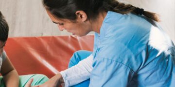 La escasez de enfermeras pediátricas en España pone en riesgo la salud de más de 6 millones de niños