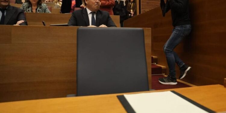 El escaño vacío de Mazón en el pleno de investidura: justifica su ausencia y solo acudirá para votar a su sucesor