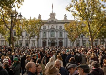 Protesta multitudinaria ante el Supremo en apoyo al Fiscal General condenado