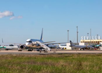 Un aterrizaje de emergencia en Sevilla obliga a desviar cinco vuelos al aeropuerto de Málaga