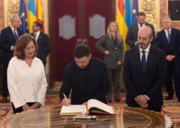 Zelenski visita el Congreso de España y recibe un león de bronce de Armengol