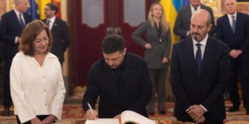18/11/2025 El presidente de Ucrania, Volodimir Zelenski (c), firma el libro de Honor del Congreso, junto a la presidenta del Congreso, Francina Armengol, y con el presidente del Senado, Pedro Rollán (d), en el Congreso de los Diputados, a 18 de noviembre de 2025, en Madrid (España). Durante su visita a España el presidente ucraniano se reunió con el Rey y con el presidente del Gobierno con la esperanza de reanudar los acuerdos para reforzar la defensa de Ucrania frente a los nuevos ataques rusos centrados especialmente en la infraestructura energética del país.
POLITICA 
Eduardo Parra - Europa Press