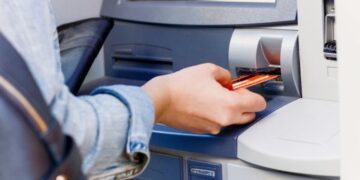 Hacienda vigila las retiradas de efectivo en cajeros: ¿qué debes saber para evitar problemas?