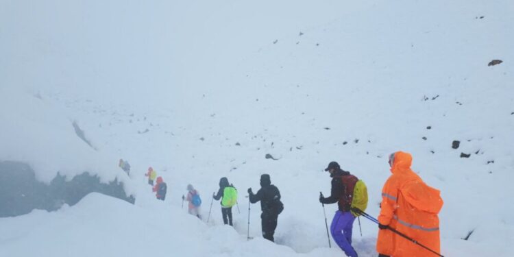 Tragedia en el Himalaya: siete alpinistas mueren y varios siguen desaparecidos tras dos avalanchas en Nepal