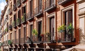 Nuevo fraude inmobiliario sacude Madrid: un falso arrendador engaña a jóvenes con reservas fantasma de pisos turísticos