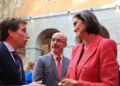 Reyes Maroto abandona el Pleno de Madrid tras acusaciones de corrupción de Almeida