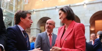 Reyes Maroto abandona el Pleno de Madrid tras acusaciones de corrupción de  Almeida - El Periódico de Ceuta