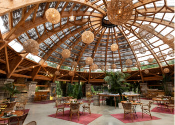 Un incendio destruye la emblemática cúpula de madera del Mas Marroch, espacio de eventos de los hermanos Roca