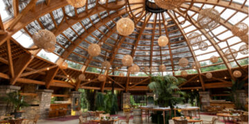 Un incendio destruye la emblemática cúpula de madera del Mas Marroch, espacio de eventos de los hermanos Roca