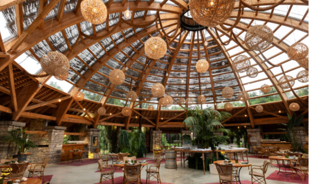 Un incendio destruye la emblemática cúpula de madera del Mas Marroch, espacio de eventos de los hermanos Roca